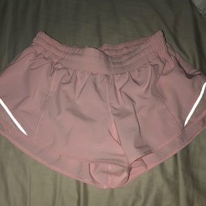 lululemon hotty hot short 2.5